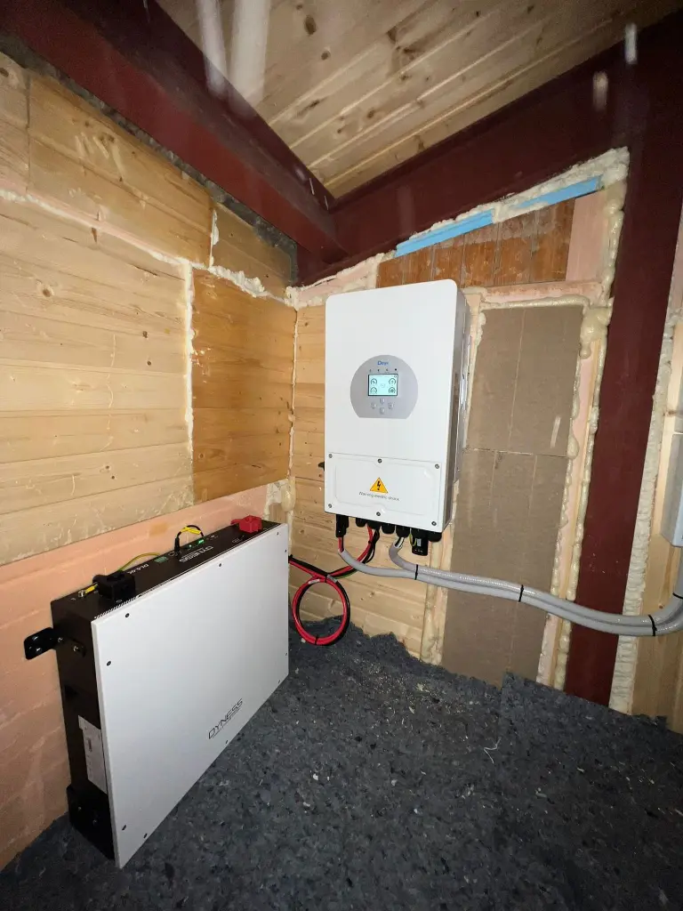 Foto inversor y bateria.webp