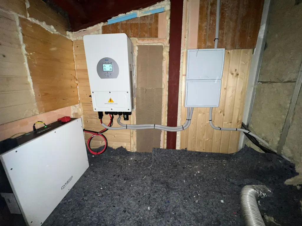 Foto inversor y batería.webp