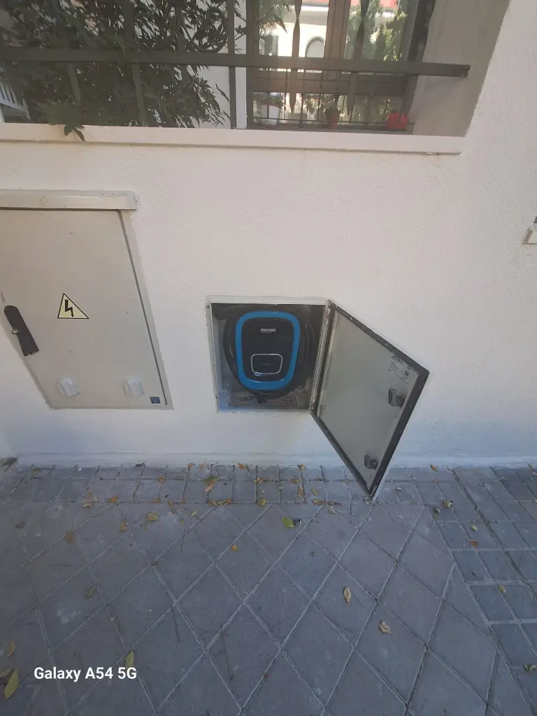 cargador coche en fachada RA6.webp